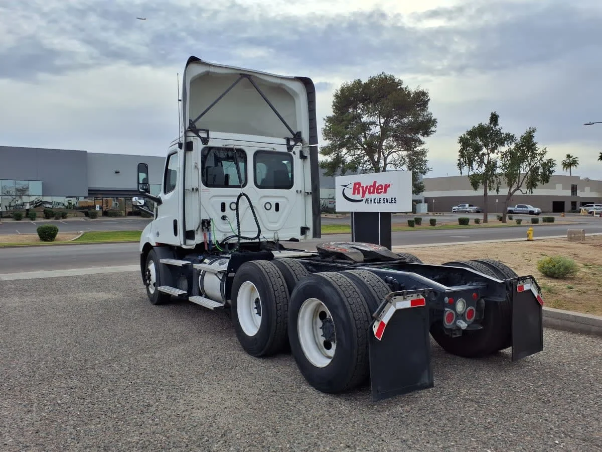 2020 Freightliner Cascadia in Phoenix, AZ — photo 6