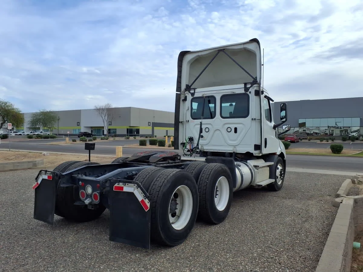 2020 Freightliner Cascadia in Phoenix, AZ — photo 4