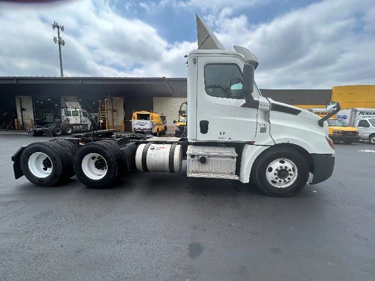 2018 Freightliner Cascadia in Cranbury, NJ — photo 8