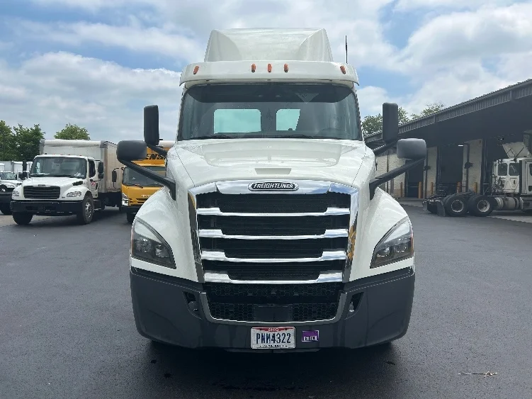 2018 Freightliner Cascadia in Cranbury, NJ — photo 2