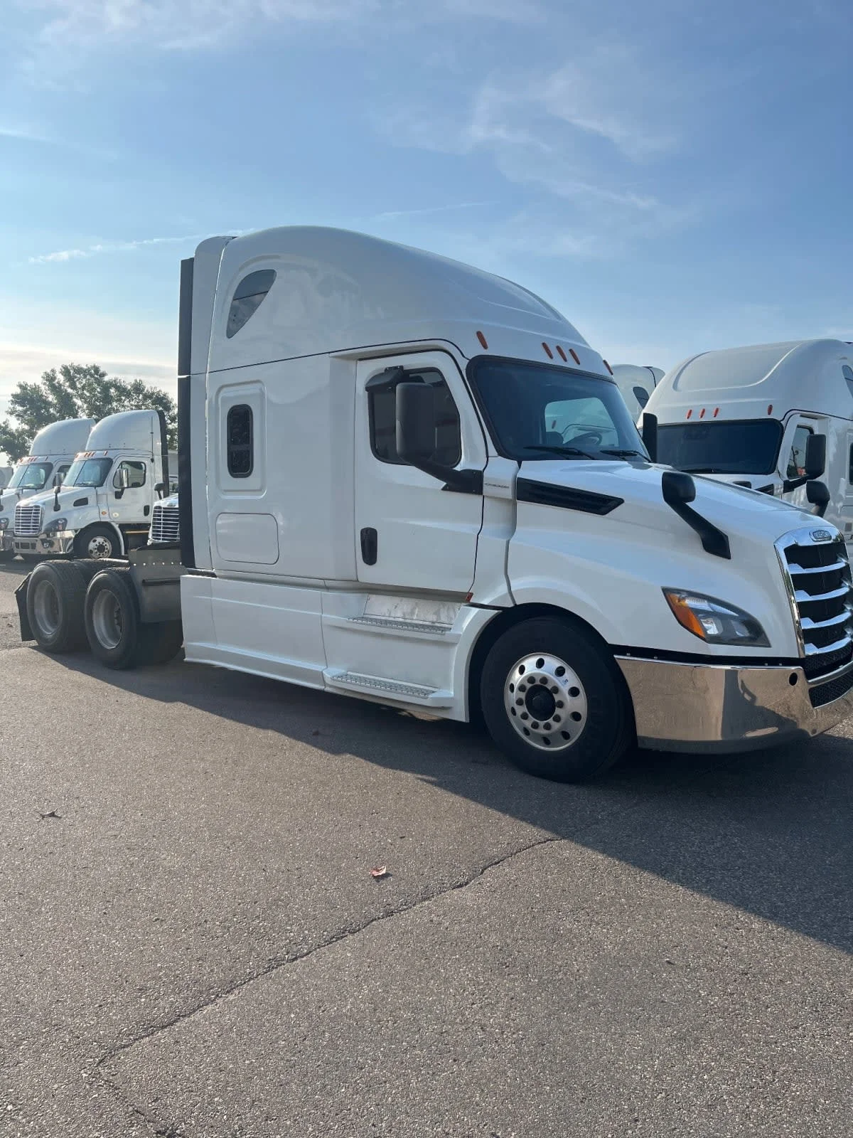 2020 Freightliner Cascadia in Minneapolis, MN — photo 3