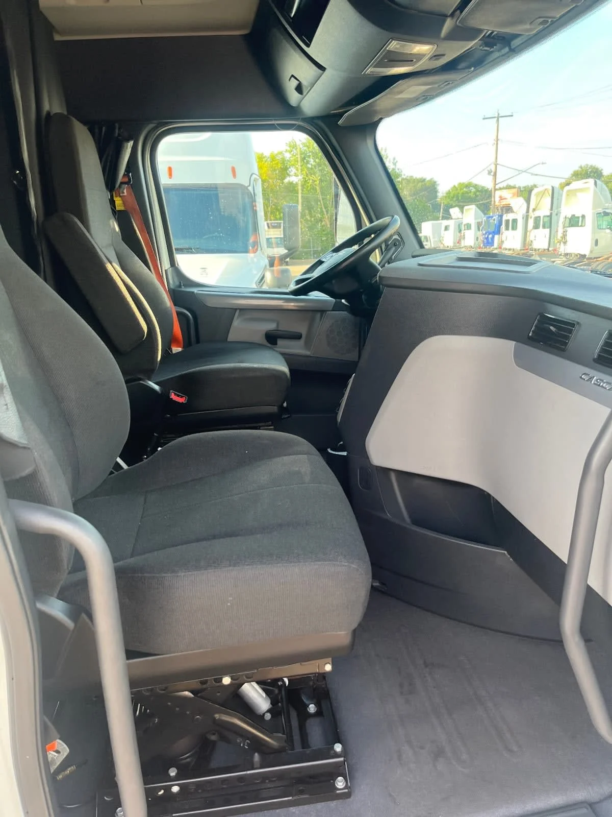 2020 Freightliner Cascadia in Minneapolis, MN — photo 14