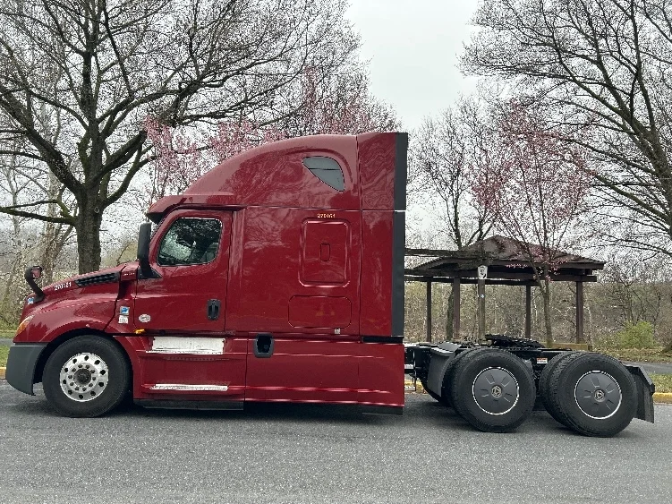 2019 Freightliner Cascadia - image 4
