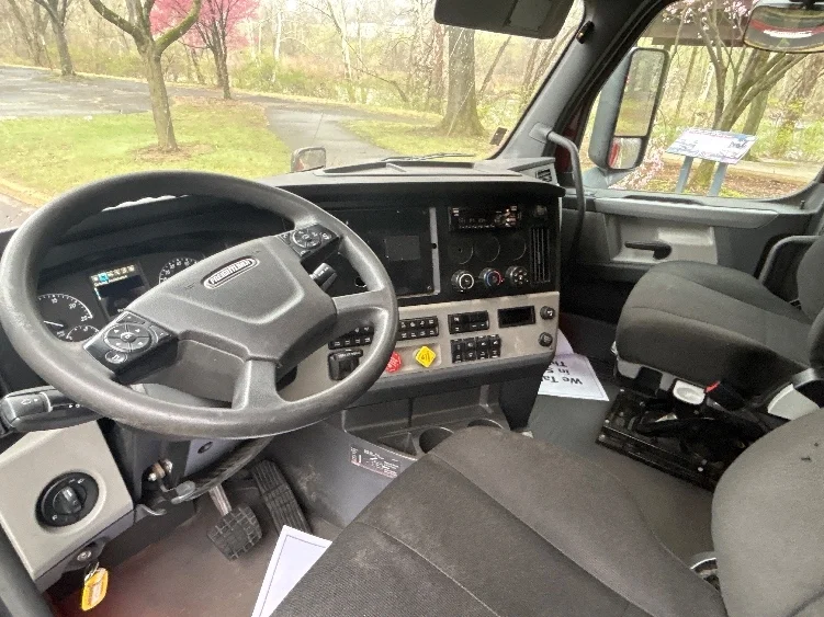 2019 Freightliner Cascadia - image 10