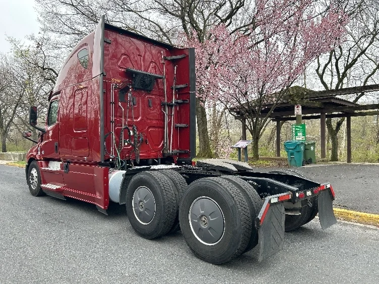 2019 Freightliner Cascadia - image 5