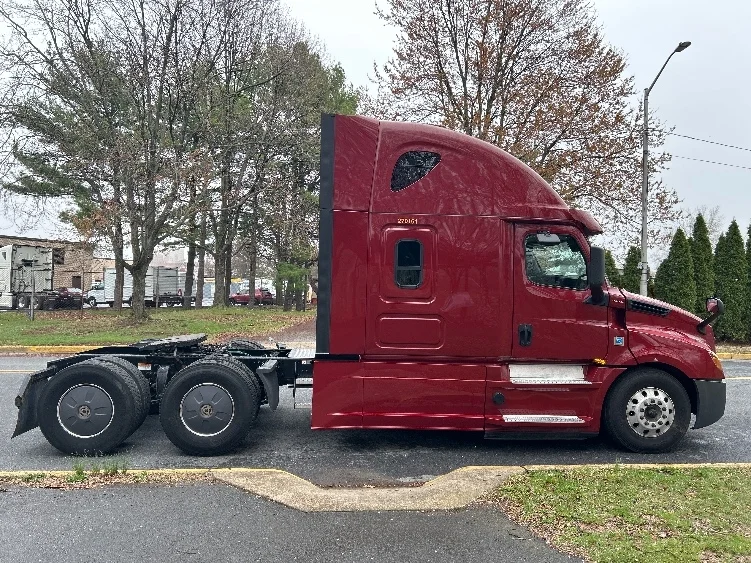 2019 Freightliner Cascadia - image 8