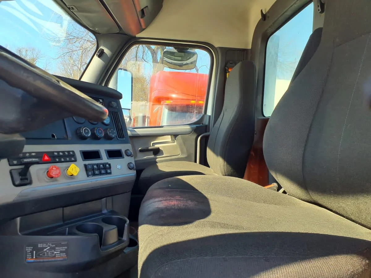 2019 Freightliner Cascadia in Springfield, MA — photo 10