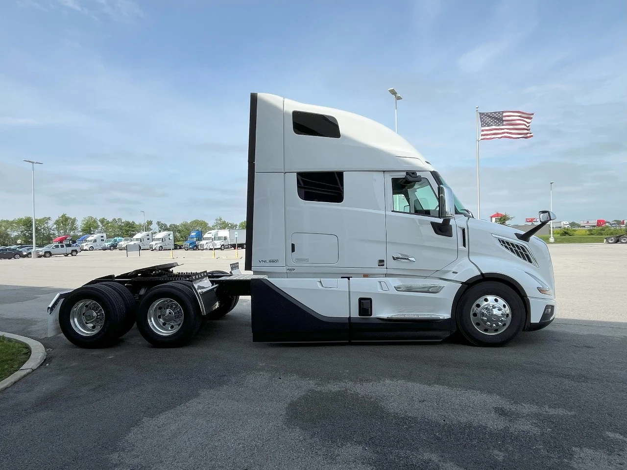 2026 Volvo VNL 660 in Pendleton, IN — photo 4