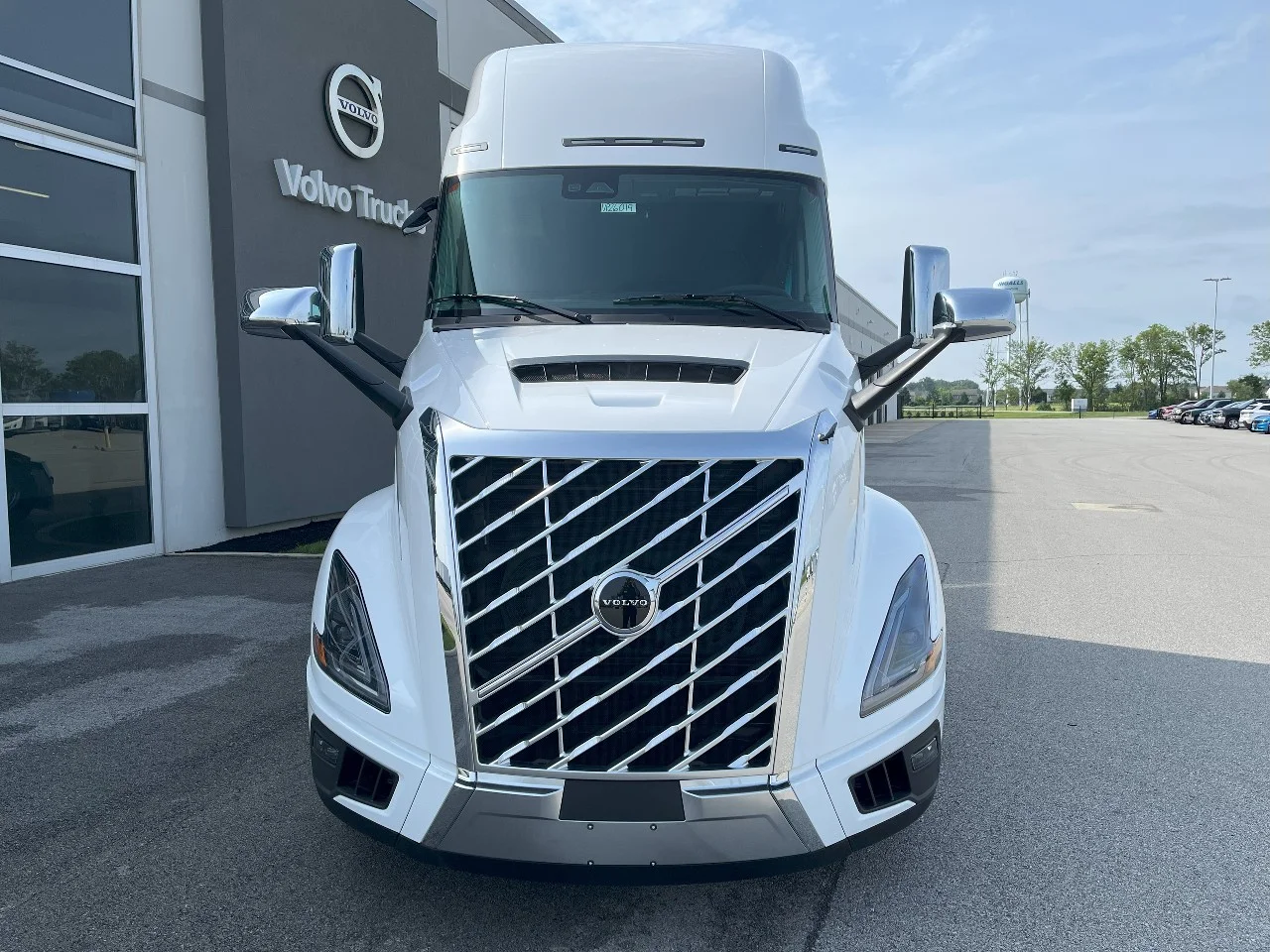 2026 Volvo VNL 660 in Pendleton, IN — photo 2