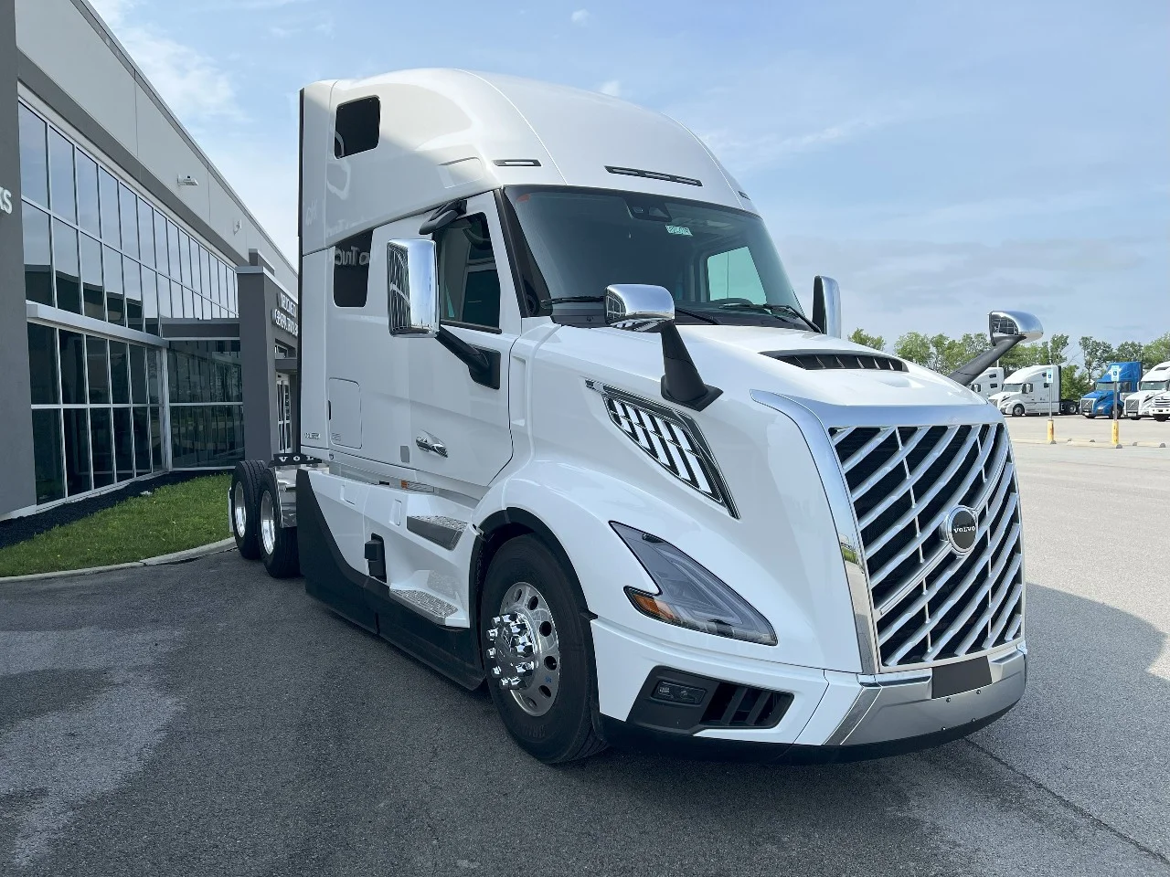 2026 Volvo VNL 660 in Pendleton, IN — photo 3