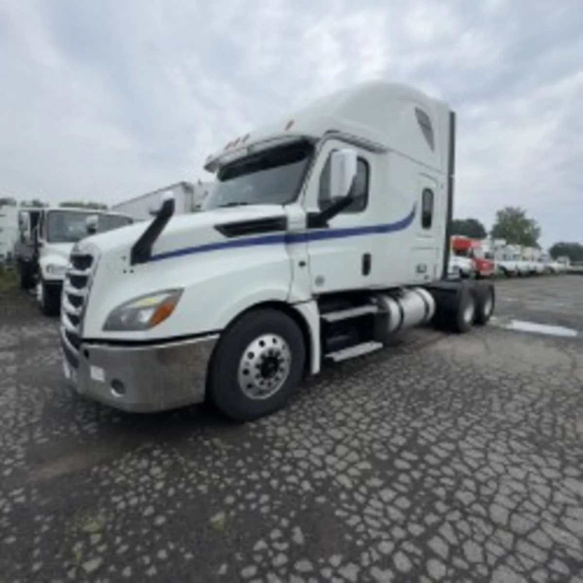 2020 Freightliner Cascadia - image 3