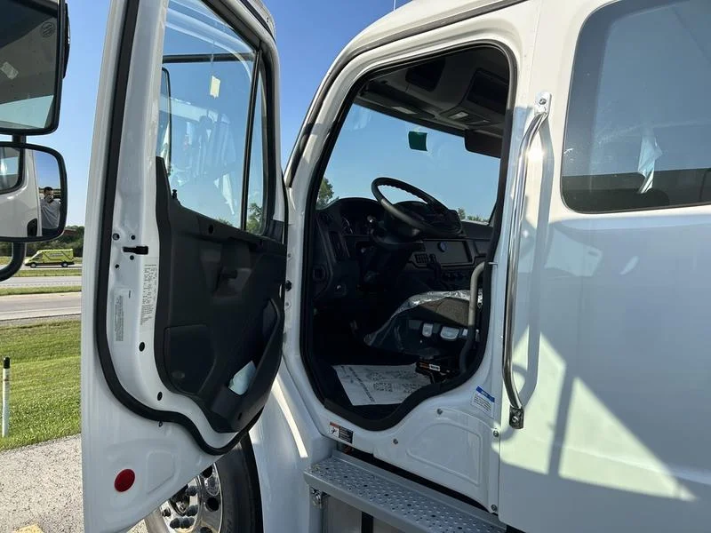 2027 Freightliner M2 106 in Columbus, OH — photo 7