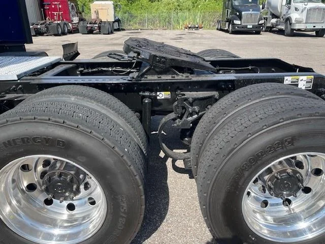 2022 Peterbilt 579 - image 10
