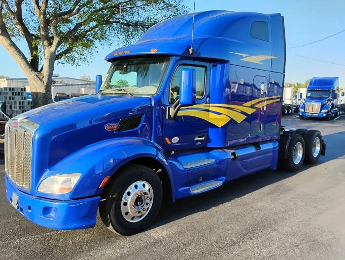 2022 Peterbilt 579 - image 2
