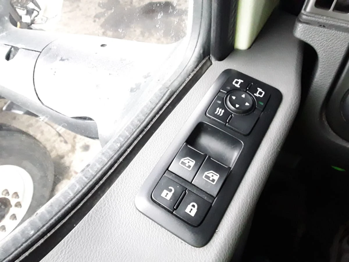 2020 International LT - image 11