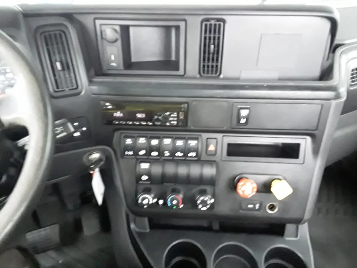 2020 International LT - image 9