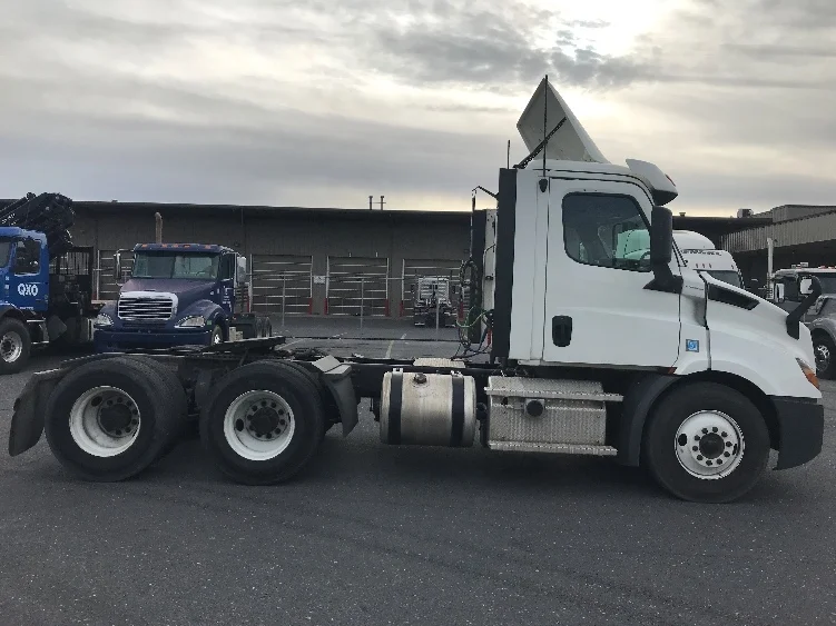 2020 Freightliner Cascadia in Harrisonburg, VA — photo 8