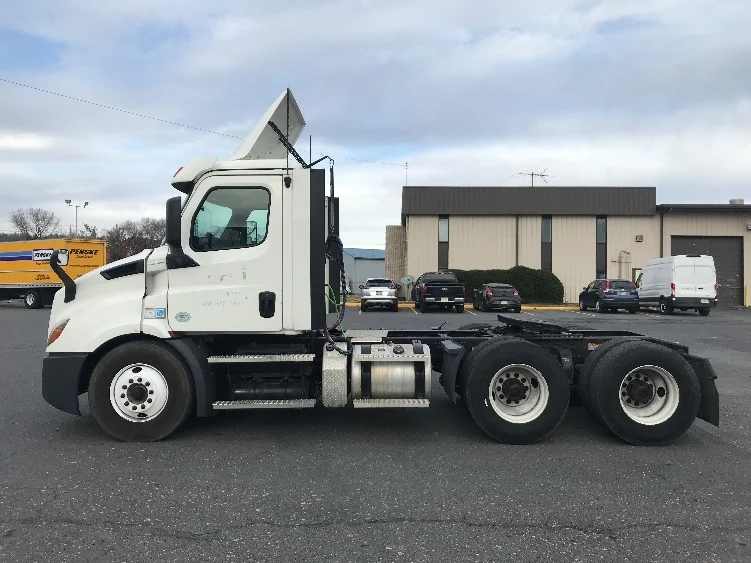 2020 Freightliner Cascadia in Harrisonburg, VA — photo 4