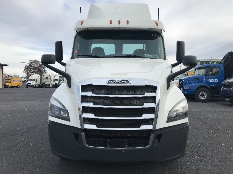 2020 Freightliner Cascadia in Harrisonburg, VA — photo 2