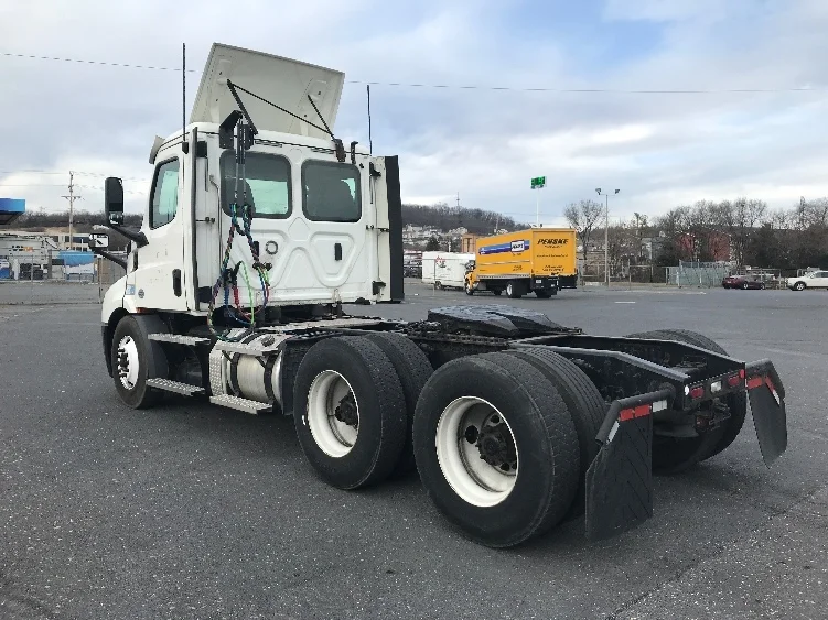 2020 Freightliner Cascadia in Harrisonburg, VA — photo 5