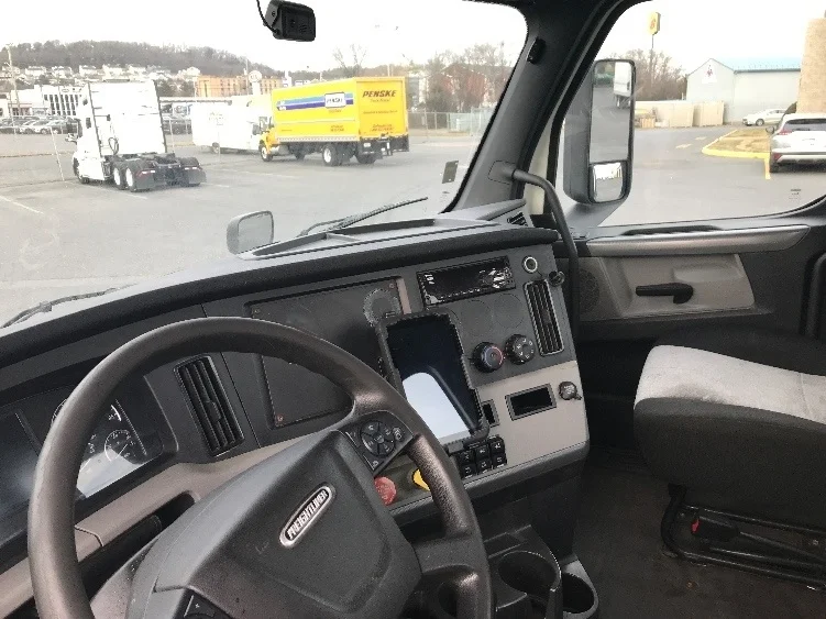 2020 Freightliner Cascadia in Harrisonburg, VA — photo 10