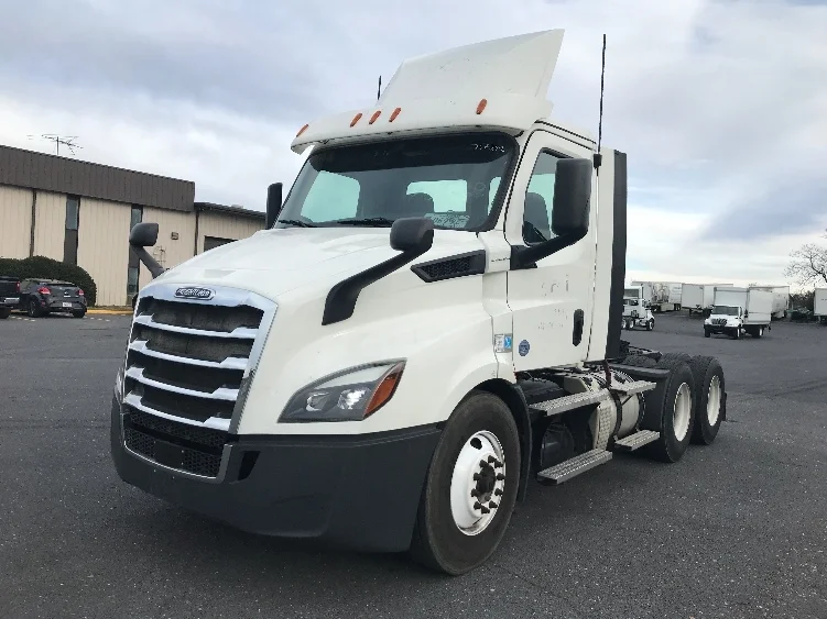 2020 Freightliner Cascadia in Harrisonburg, VA — photo 3
