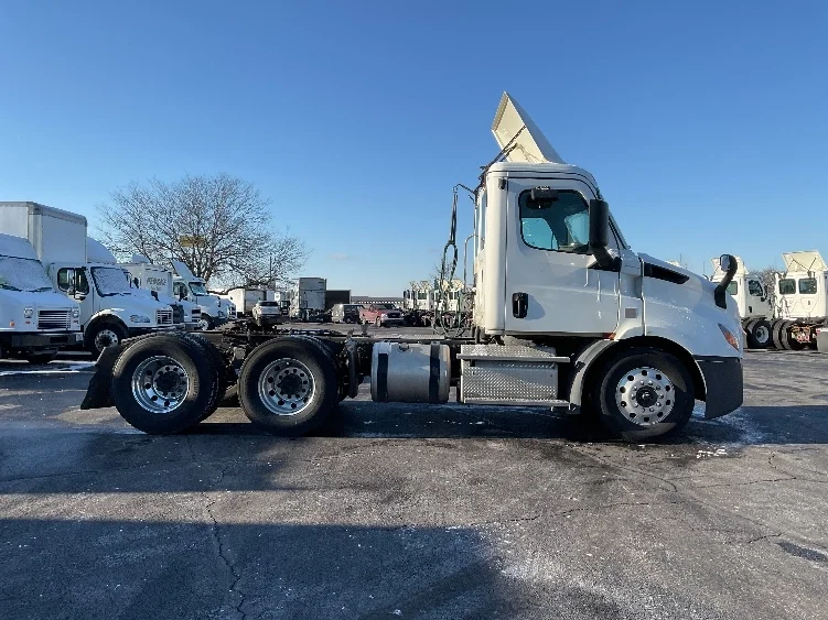 2019 Freightliner Cascadia - image 8