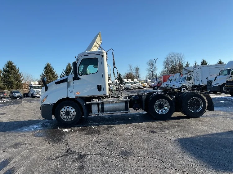 2019 Freightliner Cascadia - image 4