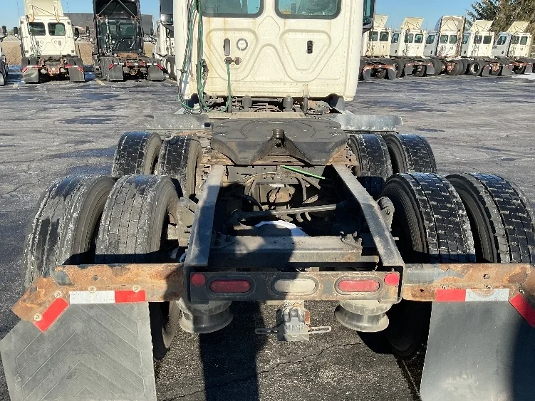 2019 Freightliner Cascadia - image 6