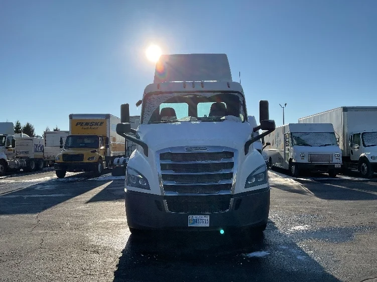 2019 Freightliner Cascadia - image 2