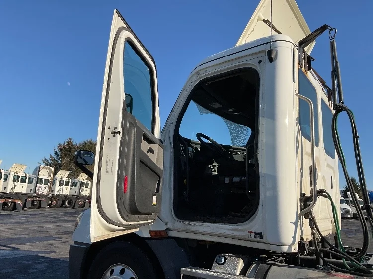 2019 Freightliner Cascadia - image 9