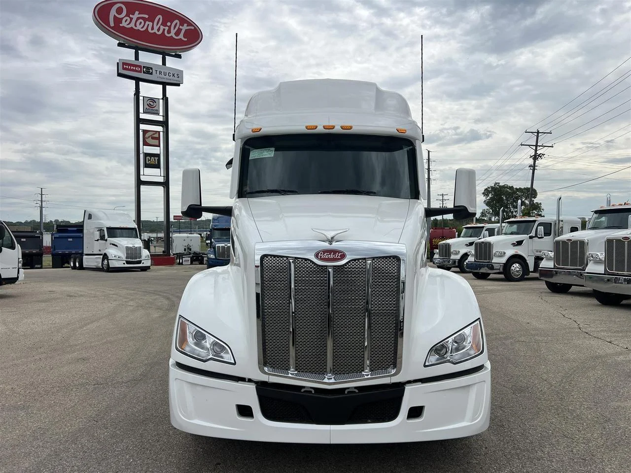 2027 Peterbilt 579 in South St. Paul, MN — photo 2