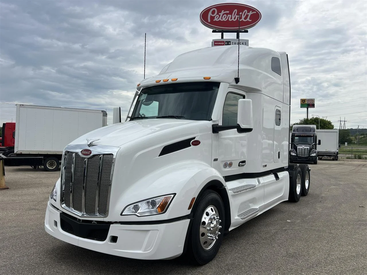 2027 Peterbilt 579 in South St. Paul, MN — photo 12