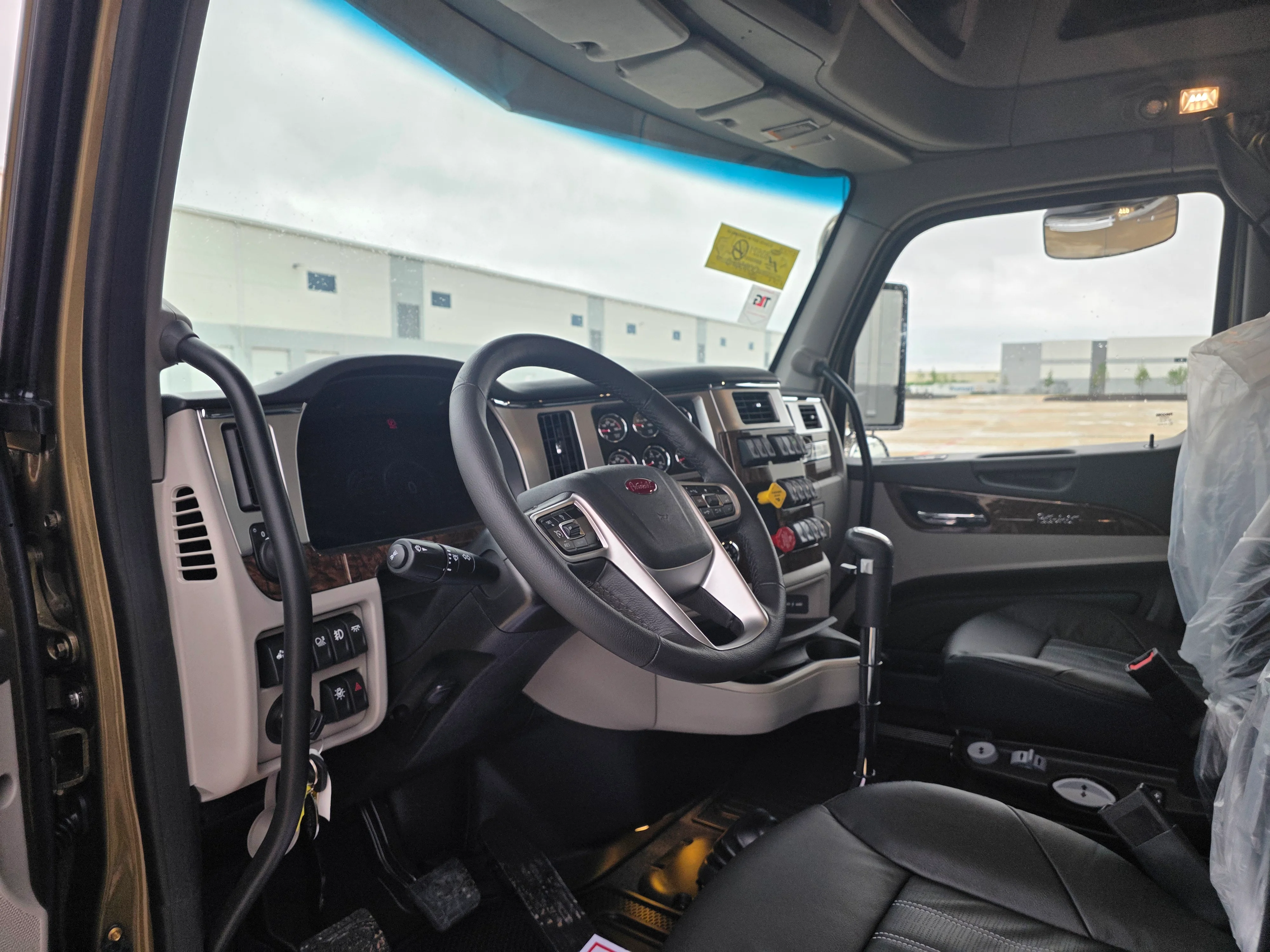 2027 Peterbilt 589 — photo 9