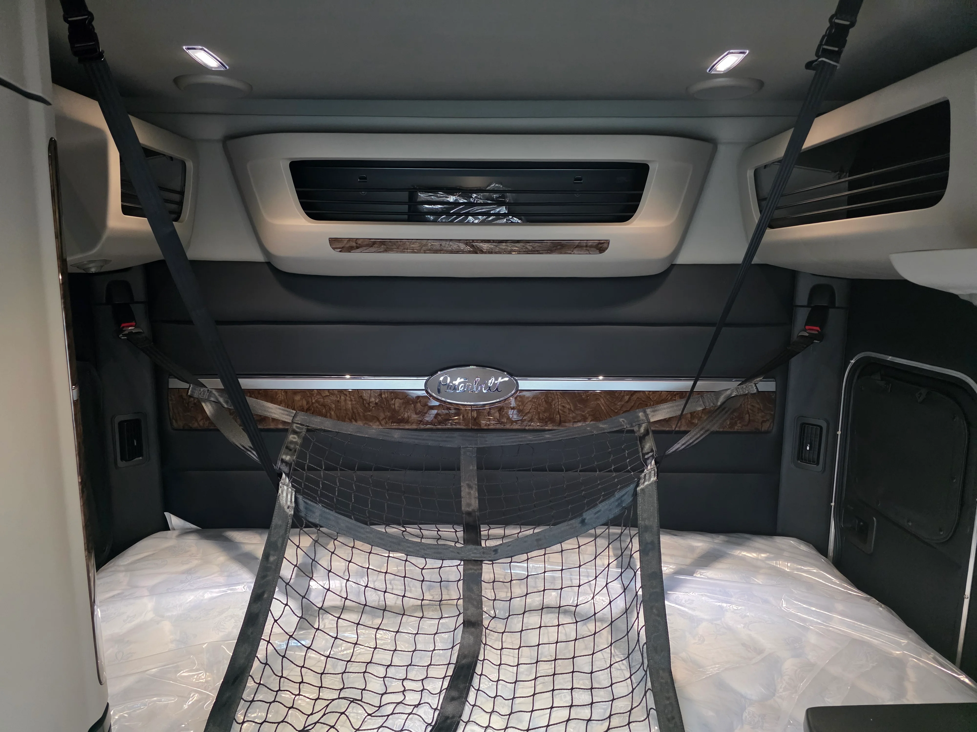 2027 Peterbilt 589 — photo 10