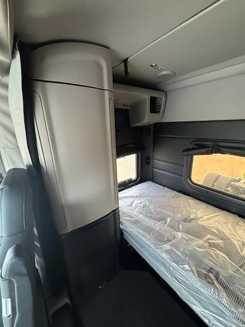 2027 Peterbilt 589 - image 21