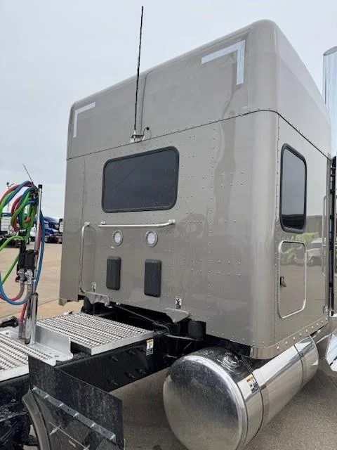2027 Peterbilt 589 - image 32