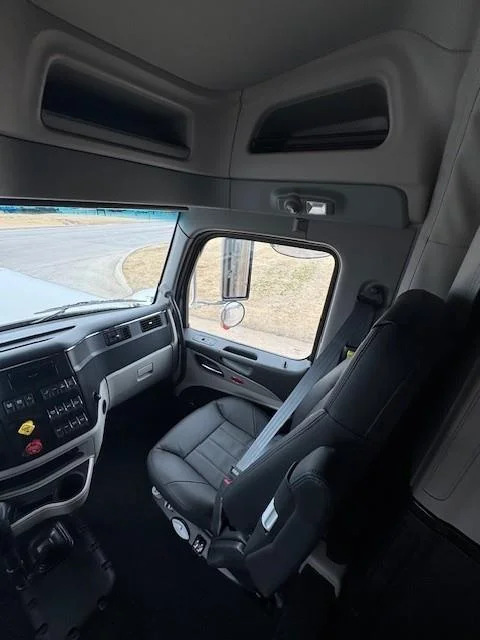 2027 Peterbilt 589 - image 26