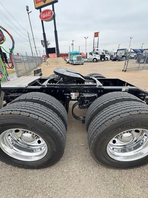 2027 Peterbilt 589 - image 5