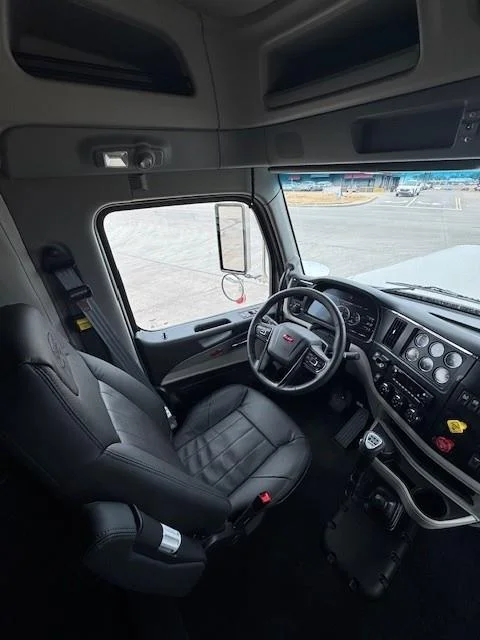 2027 Peterbilt 589 - image 27
