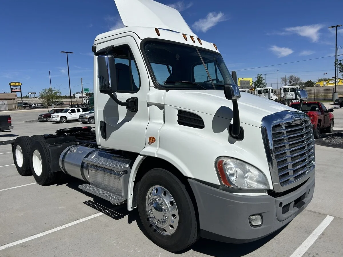 2016 Freightliner Cascadia - image 3