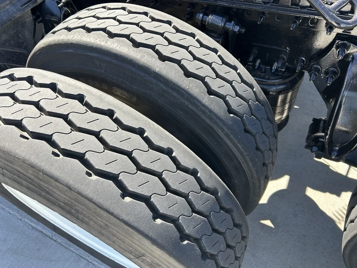 2016 Freightliner Cascadia - image 9