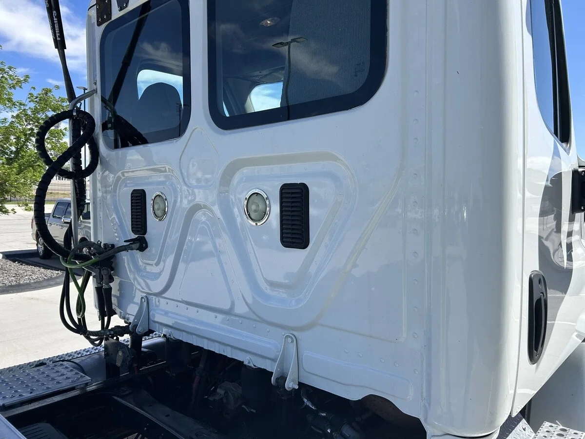 2016 Freightliner Cascadia - image 5