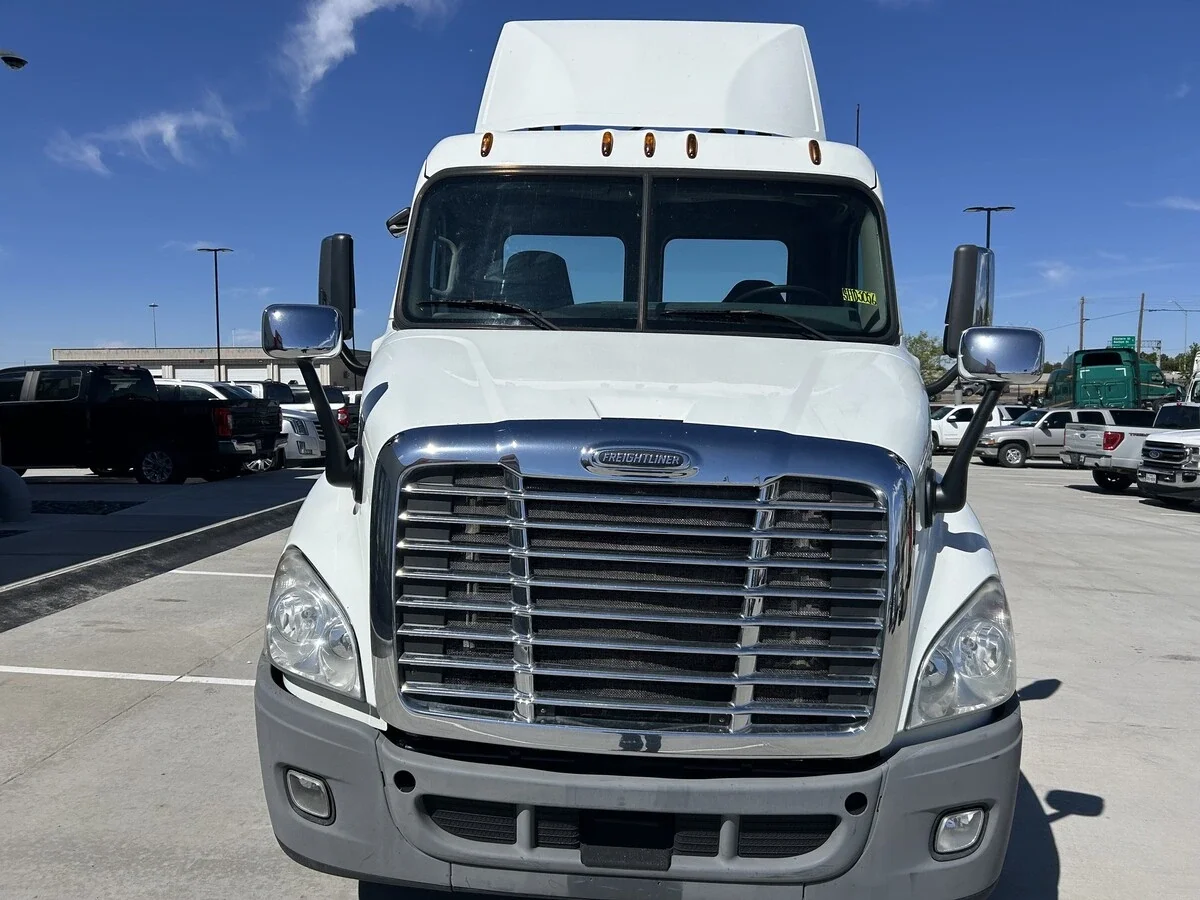 2016 Freightliner Cascadia - image 2