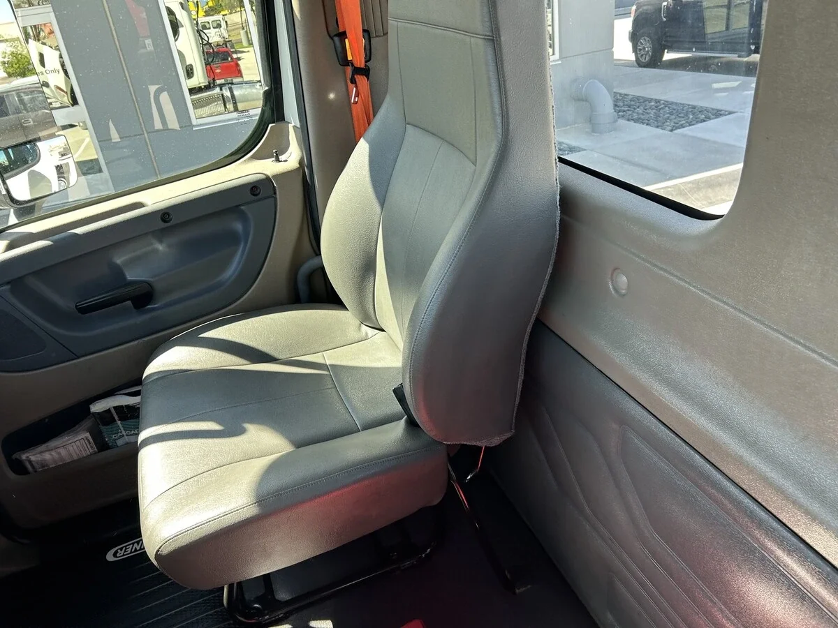 2016 Freightliner Cascadia - image 19