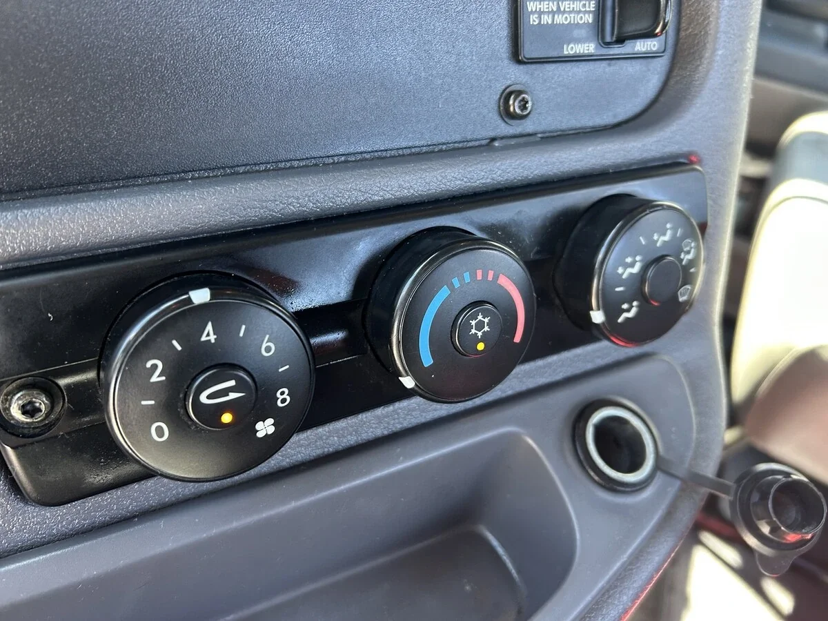 2016 Freightliner Cascadia - image 23