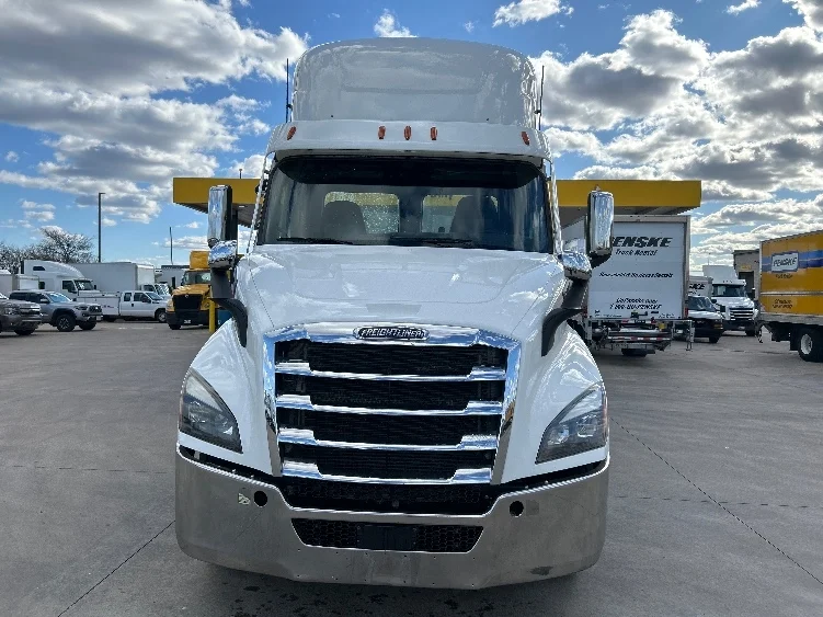 2021 Freightliner Cascadia - image 2