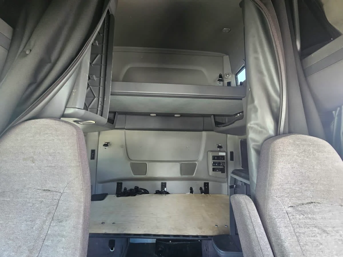 2020 International LT in Orlando, FL — photo 8