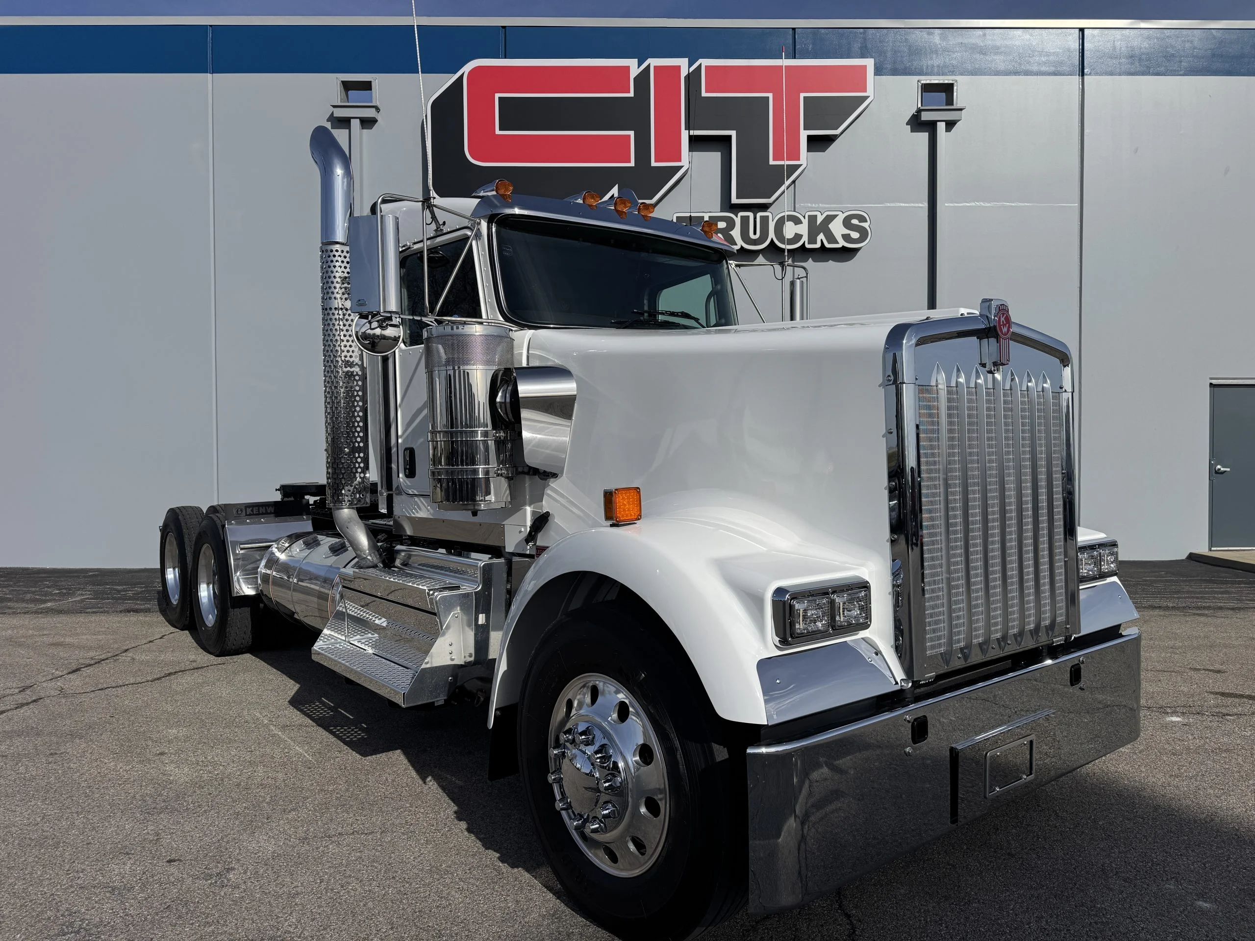 2027 Kenworth W900 - image 3