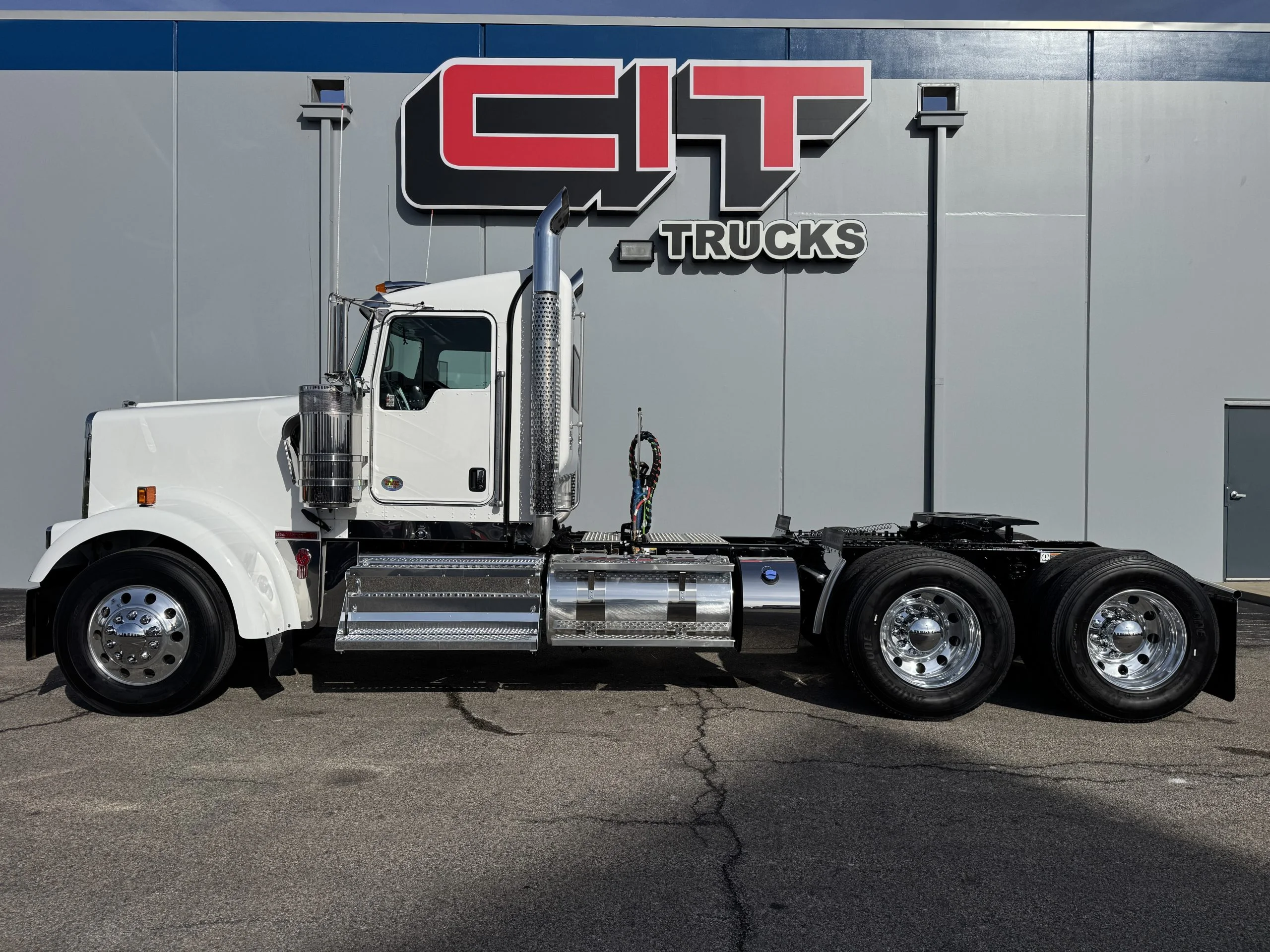 2027 Kenworth W900 in Champaign, IL — photo 5